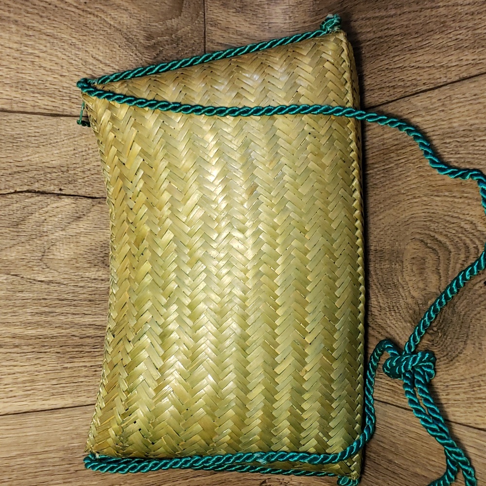 Handmade straw shoulder crossbody bag , greenish yellow hew,womens.